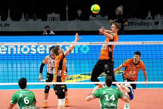 DEU, CEV Group A, BR Volleys vs Greenyard Masaik, 18 12 2024, Max Schmeling Halle, Berlin, DEU, CEV Group A, BR Volleys vs Greenyard Masaik, in the picture Florian Krage BR Volleys 18 , Johannes Tille BR Volleys 6 , Ruben Schott BR Volleys 13 , Francisco Iribarne Greenyard 6 , Miguel Angel Fornes Greenyard 14 Photo Juergen Engler nordphoto GmbH nordphotoxGmbHx xEngler nph00076