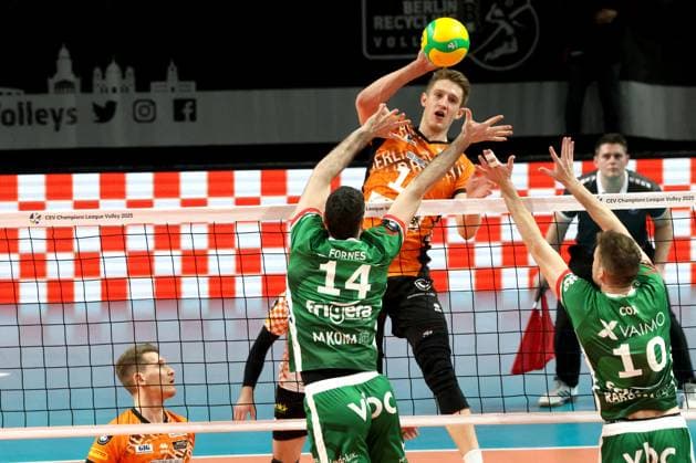 DEU, CEV Group A, BR Volleys vs Greenyard Masaik, 18 12 2024, Max Schmeling Halle, Berlin, DEU, CEV Group A, BR Volleys vs Greenyard Masaik, in the picture Florian Krage BR Volleys 18 , Miguel Angel Fornes Greenyard 14 , Jolan Cox Greenyard 10 Photo Juergen Engler nordphoto GmbH nordphotoxGmbHx xEngler nph00076