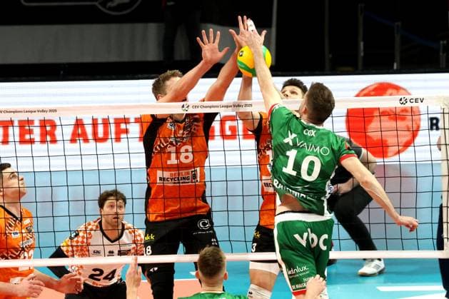 DEU, CEV Group A, BR Volleys vs Greenyard Masaik, 18 12 2024, Max Schmeling Halle, Berlin, DEU, CEV Group A, BR Volleys vs Greenyard Masaik, in the picture Florian Krage BR Volleys 18 , Ruben Schott BR Volleys 13 , Jolan Cox Greenyard 10 Photo Juergen Engler nordphoto GmbH nordphotoxGmbHx xEngler nph00076