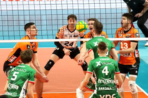 DEU, CEV Group A, BR Volleys vs Greenyard Masaik, 18 12 2024, Max Schmeling Halle, Berlin, DEU, CEV Group A, BR Volleys vs Greenyard Masaik, in the picture BR Volleys players circle, Kyle Dagostino BR Volleys 24 , Jake Hanes BR Volleys 22 , Florian Krage BR Volleys 18 , Ruben Schott BR Volleys 13 , Cody Kessel Greenyard 5 , Renet Vanker Greenyard 4 , Jolan Cox Greenyard 10 Photo Juergen Engler nordphoto GmbH nordphotoxGmbHx xEngler nph00076