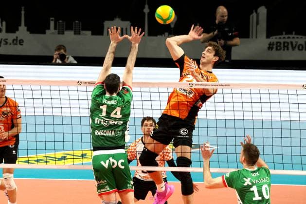 DEU, CEV Group A, BR Volleys vs Greenyard Masaik, 18 12 2024, Max Schmeling Halle, Berlin, DEU, CEV Group A, BR Volleys vs Greenyard Masaik, in the picture Tobias Krick BR Volleys 21 , Miguel Angel Fornes Greenyard 14 Photo Juergen Engler nordphoto GmbH nordphotoxGmbHx xEngler nph00076