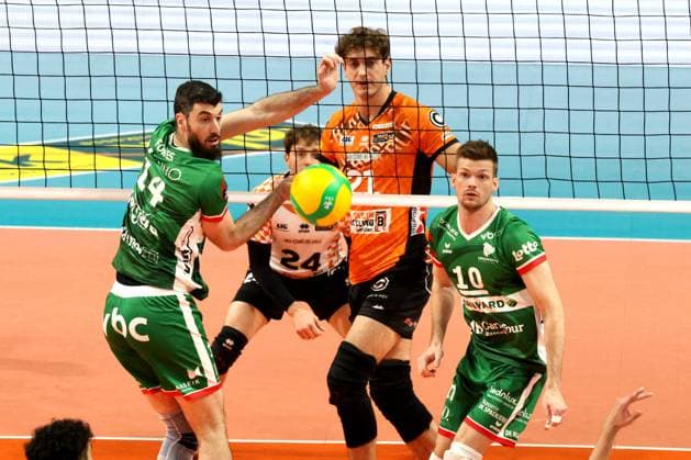 DEU, CEV Group A, BR Volleys vs Greenyard Masaik, 18 12 2024, Max Schmeling Halle, Berlin, DEU, CEV Group A, BR Volleys vs Greenyard Masaik, in the picture Tobias Krick BR Volleys 21 , Miguel Angel Fornes Greenyard 14 , Jolan Cox Greenyard 10 Photo Juergen Engler nordphoto GmbH nordphotoxGmbHx xEngler nph00076
