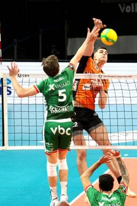 DEU, CEV Group A, BR Volleys vs Greenyard Masaik, 18 12 2024, Max Schmeling Halle, Berlin, DEU, CEV Group A, BR Volleys vs Greenyard Masaik, in the picture Jake Hanes BR Volleys 22 , Cody Kessel Greenyard 5 Photo Juergen Engler nordphoto GmbH nordphotoxGmbHx xEngler nph00076