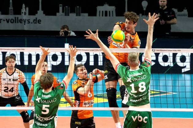 DEU, CEV Group A, BR Volleys vs Greenyard Masaik, 18 12 2024, Max Schmeling Halle, Berlin, DEU, CEV Group A, BR Volleys vs Greenyard Masaik, in the picture Tobias Krick BR Volleys 21 , Johannes Tille BR Volleys 6 , Cody Kessel Greenyard 5 , Alex Saaremaa Greenyard 18 Photo Juergen Engler nordphoto GmbH nordphotoxGmbHx xEngler nph00076