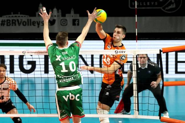 DEU, CEV Group A, BR Volleys vs Greenyard Masaik, 18 12 2024, Max Schmeling Halle, Berlin, DEU, CEV Group A, BR Volleys vs Greenyard Masaik, in the picture Moritz Reichert BR Volleys 15 , Jolan Cox Greenyard 10 Photo Juergen Engler nordphoto GmbH nordphotoxGmbHx xEngler nph00076