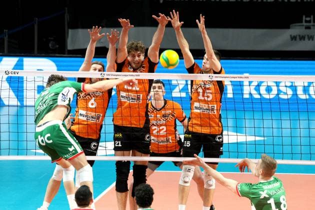 DEU, CEV Group A, BR Volleys vs Greenyard Masaik, 18 12 2024, Max Schmeling Halle, Berlin, DEU, CEV Group A, BR Volleys vs Greenyard Masaik, in the picture Johannes Tille BR Volleys 6 , Tobias Krick BR Volleys 21 , Jake Hanes BR Volleys 22 , Moritz Reichert BR Volleys 15 , Cody Kessel Greenyard 5 Photo Juergen Engler nordphoto GmbH nordphotoxGmbHx xEngler nph00076