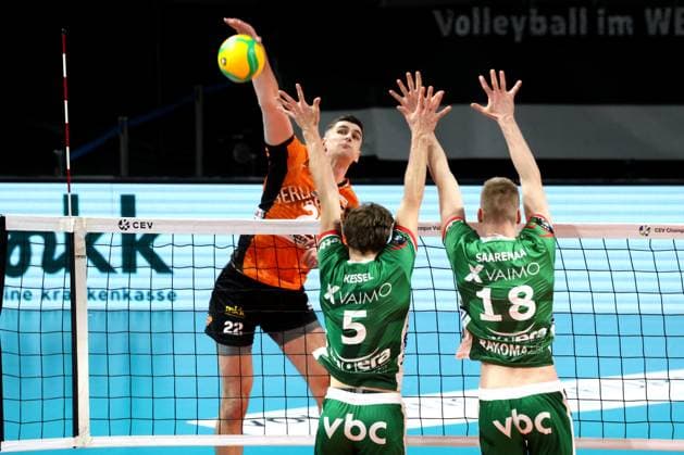 DEU, CEV Group A, BR Volleys vs Greenyard Masaik, 18 12 2024, Max Schmeling Halle, Berlin, DEU, CEV Group A, BR Volleys vs Greenyard Masaik, in the picture Jake Hanes BR Volleys 22 , Cody Kessel Greenyard 5 , Alex Saaremaa Greenyard 18 Photo Juergen Engler nordphoto GmbH nordphotoxGmbHx xEngler nph00076
