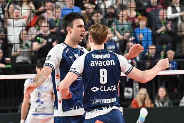 GER VL, Champions League, SVG Lueneburg vs Levski Sofia 18 12 2024, LKH Arena, Lueneburg, GER VL, Champions League, SVG Lueneburg vs Levski Sofia in the picture the Lueneburg team cheers nordphotoxGmbH xWitke nph00002