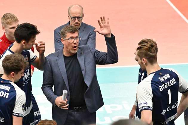 GER VL, Champions League, SVG Lueneburg vs Levski Sofia 18 12 2024, LKH Arena, Lueneburg, GER VL, Champions League, SVG Lueneburg vs Levski Sofia in the picture Coach Stefan Huebner Huebner Lueneburg talks to his team nordphotoxGmbH xWitke nph00002