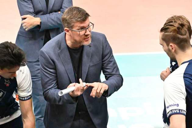 GER VL, Champions League, SVG Lueneburg vs Levski Sofia 18 12 2024, LKH Arena, Lueneburg, GER VL, Champions League, SVG Lueneburg vs Levski Sofia in the picture Coach Stefan Huebner Huebner Lueneburg talks to his team nordphotoxGmbH xWitke nph00002