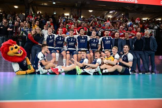 Volleyball I Men I Season 2024 2025 I Champions League Volley I 4th Round Leg 4 CLVM 84 I SVG Lüneburg Levski SOFIA I 18 12 2024 The team cheers and rows to success Cheers, excitement, enthusiasm, euphoria, joy, happiness, cheerfulness at SVG Lüneburg Lüneburg LKH Arena Niedersachsen Germany Copyright: xLobeca AndreasxHannigx