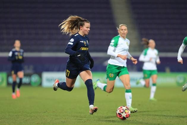 Vienna Austria, December 18th, 2024: Sarah Mattner-Trembleau (17 SKN St Polten) driving the ball forward during the UEFA Womens European Champions League match St Polten vs Hammarby at Viola Park Tom Seiss SPP (Tom Seiss SPP) Copyright: xTomxSeissx xSPPx spp-en-ToSeSp-20241217 St Polten vs Hammarby-6759