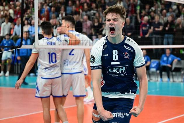Volleyball I Men I Season 2024 2025 I Champions League Volley I 4th Round Leg 4 CLVM 84 I SVG Lüneburg Levski SOFIA I 18 12 2024 Cheers, excitement, enthusiasm, euphoria, joy, happiness, cheerfulness at Theo Mohwinkel 8, SVG Lüneburg closes the bag and marks the match point Lüneburg LKH Arena Niedersachsen Germany Copyright: xLobeca AndreasxHannigx