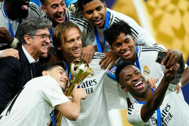 Bilder des Jahres 2024, Sport 12 Dezember Sport Themen der Woche KW51 Sport Bilder des Tages Real Madrid v CF Pachuca - FIFA Intercontinental Cup Vinicius Junior left winger of Real Madrid and Brazil takes the selfie and celebrate with his team after winning the FIFA Intercontinental Cup final match between Real Madrid and C.F. Pachuca at Stadium Lusail Stadium on December 18, 2024 in Doha, Qatar. Doha Qatar  Copyright: xJosexBretonx originalFilename:bretonhernandez-realmadr241218_npwRw.jpg