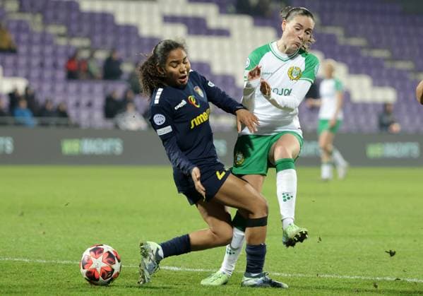 WOMEN SOCCER - UEFA CL, St.Poelten vs Hammarby VIENNA,AUSTRIA,18.DEC.24 - WOMEN SOCCER - UEFA Women s Champions League, group stage, SKN Sankt Poelten vs Hammarby IF. Image shows Mateja Zver (St.Poelten) and Smilla Vallotto (Hammarby).  GEPAxpictures xWalterxLuger