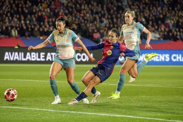 Spain - UEFA Women s Champions League - FC Barcelona, Barca vs Manchester City - 18 12 2024 SPAIN, BARCELONA, DECEMBER 18. Aitana Bonmati of FC Barcelona evades the challenge from Leila Ouahabi of Manchester City and scores her side™s second goal during the UEFA Women s Champions League match between FC Barcelona and Manchester City, on December 18, 2024 at Estadi Olimpic Lluis Companys in Barcelona, Spain. Photo by Manuel Blondeau AOP.Press Barcelona Estadi Olimpic Lluis Companys Catalunya Spain Copyright: x ManuelxBlondeau AOP.Pressx AOP20241218-0003