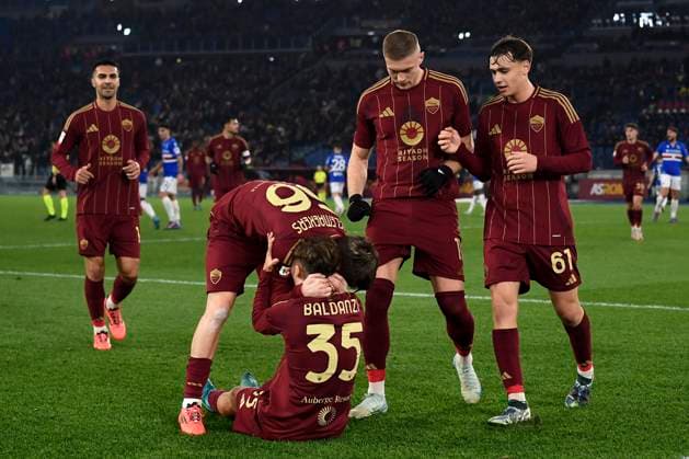 Sport Themen der Woche KW51 Sport Bilder des Tages Tommaso Baldanzi of AS Roma celebrates with Alexis Saelemaekers, Artem Dovbyk and Niccolo Pisilli after scoring the goal of 3-0 during the Coppa Italia football match between AS Roma and UC Sampdoria at Olimpico stadium in Rome (Italy), December 18, 2024. AndreaxStaccioli