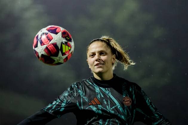 London, England, December 18 2024: Anna Wellmann (41 FC Bayern Munich) warming up before the UEFA Womens Champions League game between Arsenal and FC Bayern Munich at Meadow Park in London, England. (Pedro Porru SPP) Copyright: xPedroxPorrux xSPPx spp-en-PePoSp-4F8A5685_DxO