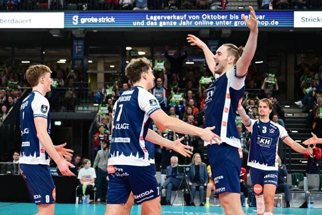 Volleyball I Men I Season 2024 2025 I Champions League Volley I 4th Round Leg 4 CLVM 84 I SVG Lüneburg Levski SOFIA I 18 12 2024 Oskar Alve Espeland 9, SVG Lüneburg , Joscha Kunstmann 7, SVG Lüneburg and Michael Patrick Wright 3, SVG Lüneburg cheer with the eventual MVP Simon Torwie 1, SVG Lüneburg Lüneburg LKH Arena Niedersachsen Germany Copyright: xLobeca AndreasxHannigx