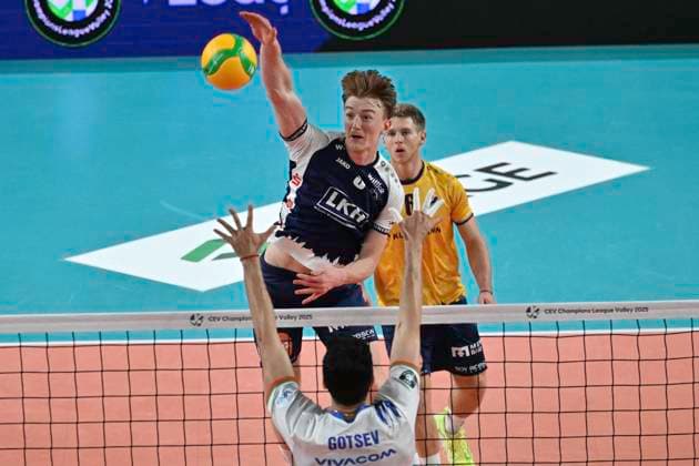 GER VL, Champions League, SVG Lueneburg vs Levski Sofia 18 12 2024, LKH Arena, Lueneburg, GER VL, Champions League, SVG Lueneburg vs Levski Sofia in the picture Oskar Espeland Lueneburg 09 tries to assert himself against Svetoslav Gotsev Sofia 05 nordphotoxGmbH xWitke nph00002