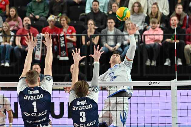 GER VL, Champions League, SVG Lueneburg vs Levski Sofia 18 12 2024, LKH Arena, Lueneburg, GER VL, Champions League, SVG Lueneburg vs Levski Sofia in the picture Simon Torwie Lueneburg 01 and Michael Patrick Wright Lueneburg 03 try to assert themselves against Julius Firkal Sofia 22 nordphotoxGmbH xWitke nph00002