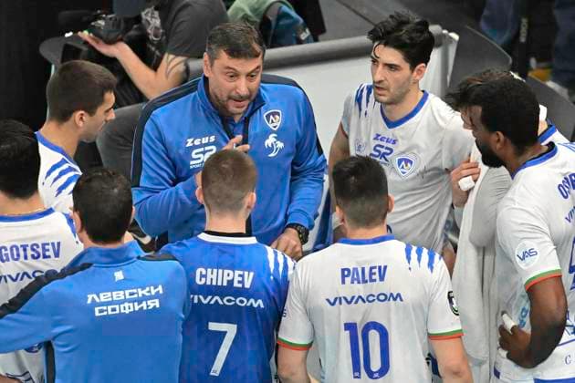 GER VL, Champions League, SVG Lueneburg vs Levski Sofia 18 12 2024, LKH Arena, Lueneburg, GER VL, Champions League, SVG Lueneburg vs Levski Sofia in the picture Coach Nikolay Jeliazkov Sofia talks to his team nordphotoxGmbH xWitke nph00002
