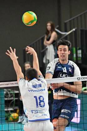 GER VL, Champions League, SVG Lueneburg vs Levski Sofia 18 12 2024, LKH Arena, Lueneburg, GER VL, Champions League, SVG Lueneburg vs Levski Sofia in the picture Xander Ketrzynski Lueneburg 11 tries to assert himself against Venislov Antov Sofia 18 nordphotoxGmbH xWitke nph00002