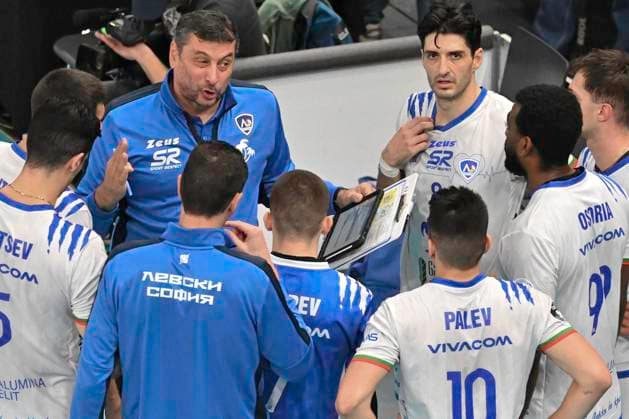 GER VL, Champions League, SVG Lueneburg vs Levski Sofia 18 12 2024, LKH Arena, Lueneburg, GER VL, Champions League, SVG Lueneburg vs Levski Sofia in the picture Coach Nikolay Jeliazkov Sofia talks to his team nordphotoxGmbH xWitke nph00002