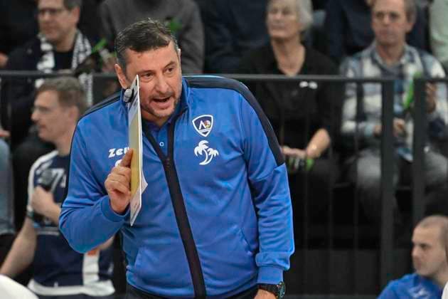 GER VL, Champions League, SVG Lueneburg vs Levski Sofia 18 12 2024, LKH Arena, Lueneburg, GER VL, Champions League, SVG Lueneburg vs Levski Sofia in the picture Coach Nikolay Jeliazkov Sofia nordphotoxGmbH xWitke nph00002