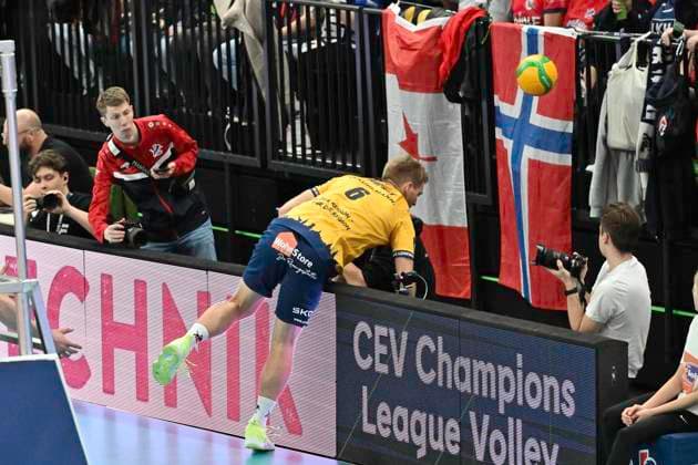 GER VL, Champions League, SVG Lueneburg vs Levski Sofia 18 12 2024, LKH Arena, Lueneburg, GER VL, Champions League, SVG Lueneburg vs Levski Sofia in picture Gage Thomas Worsley Lueneburg 06 jumps over the bar to get the ball nordphotoxGmbH xWitke nph00002