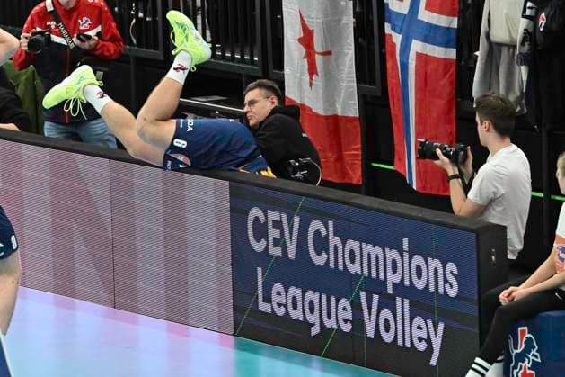 GER VL, Champions League, SVG Lueneburg vs Levski Sofia 18 12 2024, LKH Arena, Lueneburg, GER VL, Champions League, SVG Lueneburg vs Levski Sofia in picture Gage Thomas Worsley Lueneburg 06 jumps over the bar to get the ball nordphotoxGmbH xWitke nph00002