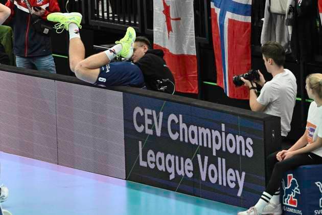 GER VL, Champions League, SVG Lueneburg vs Levski Sofia 18 12 2024, LKH Arena, Lueneburg, GER VL, Champions League, SVG Lueneburg vs Levski Sofia in picture Gage Thomas Worsley Lueneburg 06 jumps over the bar to get the ball nordphotoxGmbH xWitke nph00002