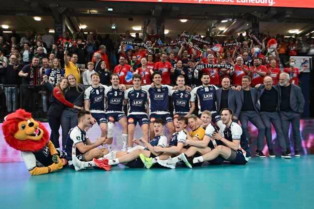 GER VL, Champions League, SVG Lueneburg vs Levski Sofia 18 12 2024, LKH Arena, Lueneburg, GER VL, Champions League, SVG Lueneburg vs Levski Sofia in the picture the Lueneburg team cheers with the fans about the victory nordphotoxGmbH xWitke nph00002
