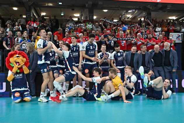 GER VL, Champions League, SVG Lueneburg vs Levski Sofia 18 12 2024, LKH Arena, Lueneburg, GER VL, Champions League, SVG Lueneburg vs Levski Sofia in the picture the Lueneburg team cheers with the fans about the victory nordphotoxGmbH xWitke nph00002