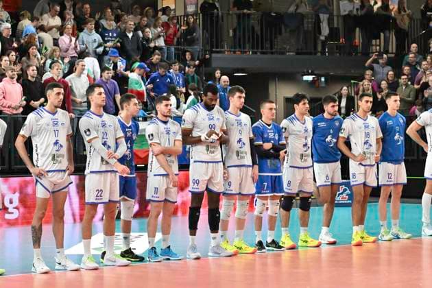 GER VL, Champions League, SVG Lueneburg vs Levski Sofia 18 12 2024, LKH Arena, Lueneburg, GER VL, Champions League, SVG Lueneburg vs Levski Sofia in the picture the team from Sofia hangs their heads after the defeat nordphotoxGmbH xWitke nph00002