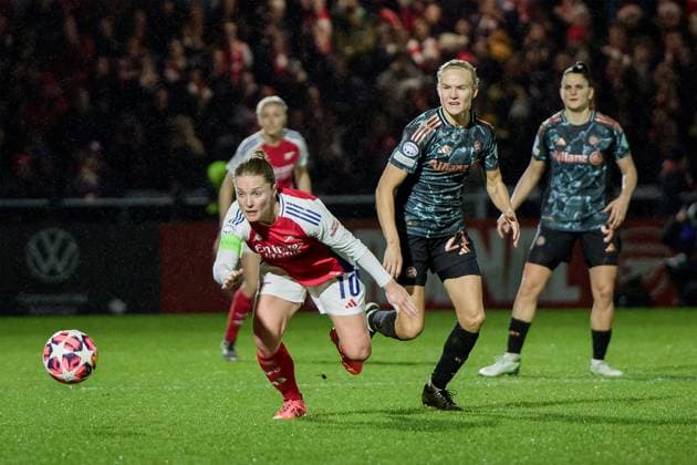 London, England, December 18 2024: Kim Little (10 Arsenal) in action during the UEFA Womens Champions League game between Arsenal and FC Bayern Munich at Meadow Park in London, England. (Pedro Porru SPP) Copyright: xPedroxPorrux xSPPx spp-en-PePoSp-4F8A5917_DxO