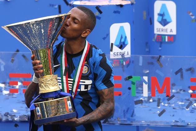 Internazionale v Udinese - Serie A - Giuseppe Meazza May 23, 2021, Milan, United Kingdom: Milan, Italy, 23rd May 2021. Ashley Young of Internazionale celebrates with the Scudetto trophy following the Serie A match at Giuseppe Meazza, Milan. Picture credit should read: Jonathan Moscrop Sportimage Milan United Kingdom EDITORIAL USE ONLY Copyright: xx ZUMA-20210523_zaf_si1_405.jpg JonathanxMoscropx csmphototwo744605