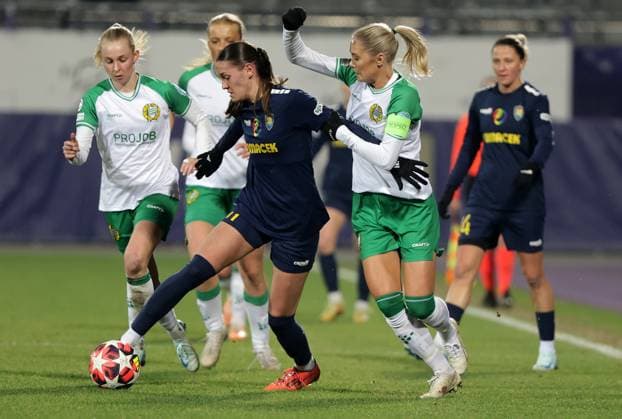 WOMEN SOCCER - UEFA CL, St.Poelten vs Hammarby VIENNA,AUSTRIA,18.DEC.24 - WOMEN SOCCER - UEFA Women s Champions League, group stage, SKN Sankt Poelten vs Hammarby IF. Image shows Emilie Joramo (Hammarby), Valentina Maedl (St.Poelten) and Alice Carlsson (Hammarby).  GEPAxpictures xWalterxLuger