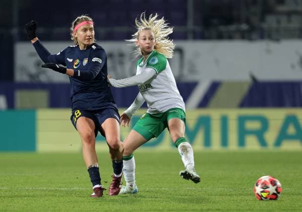 WOMEN SOCCER - UEFA CL, St.Poelten vs Hammarby VIENNA,AUSTRIA,18.DEC.24 - WOMEN SOCCER - UEFA Women s Champions League, group stage, SKN Sankt Poelten vs Hammarby IF. Image shows Kamila Dubcova (St.Poelten) and Emilie Joramo (Hammarby).  GEPAxpictures xWalterxLuger