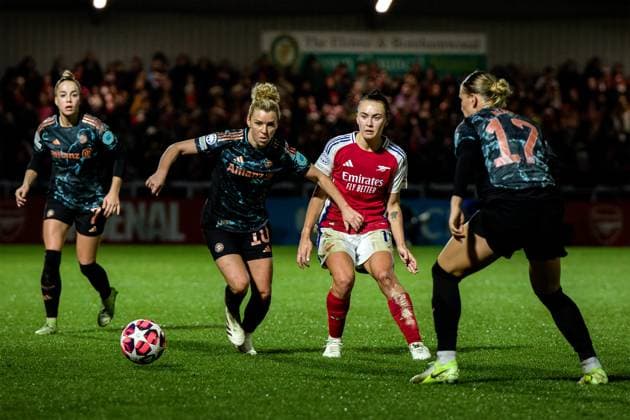 London, England, December 18 2024: Caitlin Foord (19 Arsenal) and Linda Dallmann (10 FC Bayern Munich) in action during the UEFA Womens Champions League game between Arsenal and FC Bayern Munich at Meadow Park in London, England. (Pedro Porru SPP) Copyright: xPedroxPorrux xSPPx spp-en-PePoSp-4F8A6054_DxO