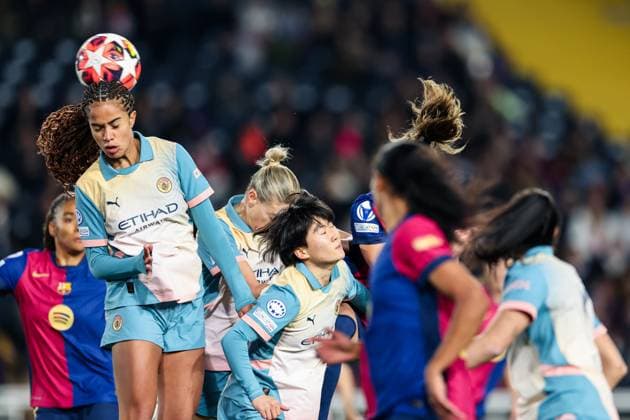 Barcelona, Spain, December 18th 2024: Mary Fowler (8 Manchester City) defends a corner kick during the UEFA Womens Champions League football match between FC Barcelona, Barca and Manchester City at the Estadi Olimpic Lluis Companys in Barcelona, Spain (Judit Cartiel SPP) Copyright: xJuditxCartielx xSPPx spp-en-JuCaSp-JUCA0858