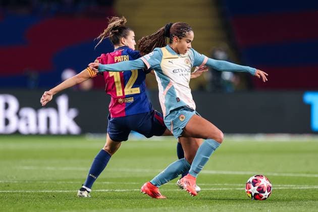 Barcelona, Spain, December 18th 2024: Mary Fowler (8 Manchester City) and Patri Guijarro (12 FC Barcelona, Barca in action during the UEFA Womens Champions League football match between FC Barcelona and Manchester City at the Estadi Olimpic Lluis Companys in Barcelona, Spain (Judit Cartiel SPP) Copyright: xJuditxCartielx xSPPx spp-en-JuCaSp-JUCA1195