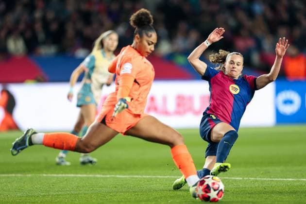 Barcelona, Spain, December 18th 2024: Ewa Pajor (17 FC Barcelona, Barca in action during the UEFA Womens Champions League football match between FC Barcelona and Manchester City at the Estadi Olimpic Lluis Companys in Barcelona, Spain (Judit Cartiel SPP) Copyright: xJuditxCartielx xSPPx spp-en-JuCaSp-JUCA2390
