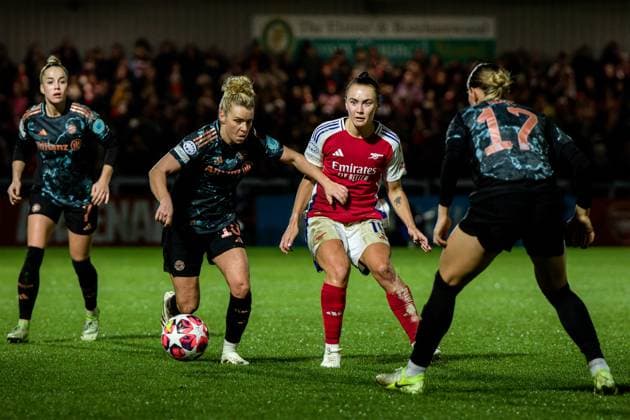 London, England, December 19 2024: Caitlin Foord (19 Arsenal) and Linda Dallmann (10 FC Bayern Munich) in action during the UEFA Womens Champions League game between Arsenal and FC Bayern Munich at Meadow Park in London, England. (Pedro Porru SPP) Copyright: xPedroxPorrux xSPPx spp-en-PePoSp-4F8A6053_DxOA
