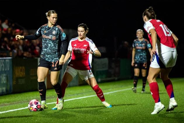 London, England, December 19 2024: Klara Buhl (17 FC Bayern Munich) and Emily Fox (2 Arsenal) in action during the UEFA Womens Champions League game between Arsenal and FC Bayern Munich at Meadow Park in London, England. (Pedro Porru SPP) Copyright: xPedroxPorrux xSPPx spp-en-PePoSp-4F8A5867_DxO