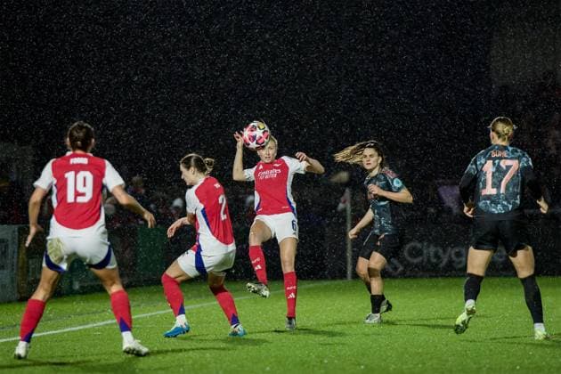 London, England, December 19 2024: Leah Williamson (6 Arsenal) in action during the UEFA Womens Champions League game between Arsenal and FC Bayern Munich at Meadow Park in London, England. (Pedro Porru SPP) Copyright: xPedroxPorrux xSPPx spp-en-PePoSp-4F8A5948_DxO