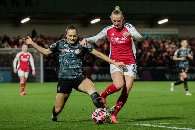 Sport Bilder des Tages London, England, December 19 2024: Magdalena Eriksson (5 FC Bayern Munich) and Stina Blackstenius (25 Arsenal) in action during the UEFA Womens Champions League game between Arsenal and FC Bayern Munich at Meadow Park in London, England. (Pedro Porru SPP) Copyright: xPedroxPorrux xSPPx spp-en-PePoSp-4F8A5887_DxO