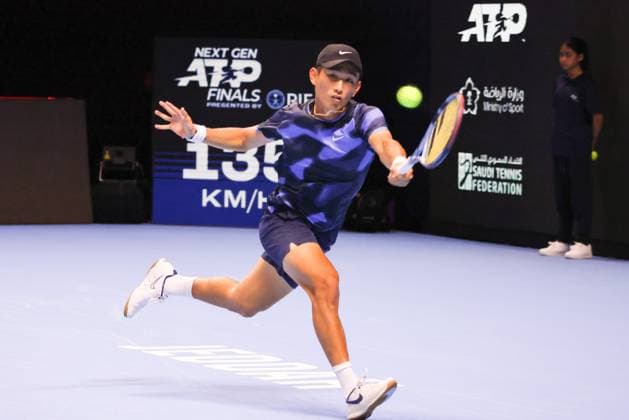 (241219) -- JEDDAH, Dec. 19, 2024 -- Shang Juncheng of China competes during the round robin match against Luca Van Assche of France at the Next Gen ATP, Tennis Herren Finals tennis tournament in Jeddah, Saudi Arabia, Dec. 18, 2024. ) (SP)SAUDI ARABIA-JEDDAH-TENNIS-NEXT GEN ATP FINALS LuoxChen 