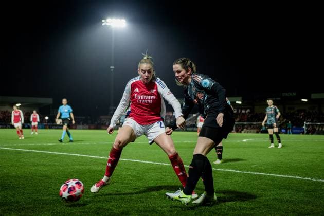 London, England, December 18 2024: Tuva Hansen (6 FC Bayern Munich) and Alessia Russo (23 Arsenal) in action during the UEFA Womens Champions League game between Arsenal and FC Bayern Munich at Meadow Park in London, England. (Pedro Porru SPP) Copyright: xPedroxPorrux xSPPx spp-en-PePoSp-HE5A5716_DxO