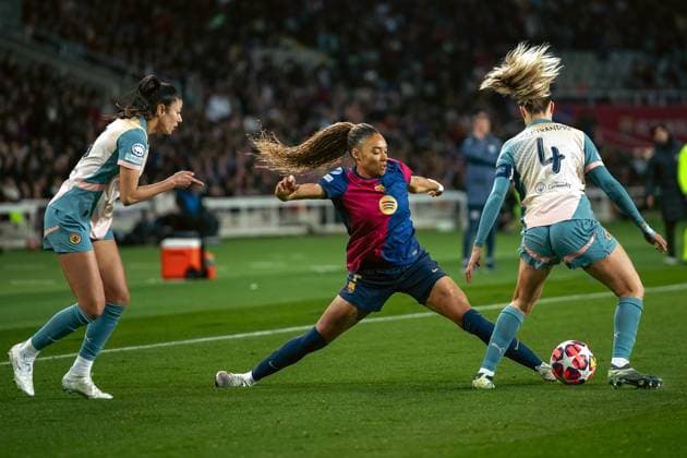 (241219) -- BARCELONA, Dec. 19, 2024 -- Barcelona s Salma Paralluelo (C) vies with Manchester City s Laia Aleixandri (R) during the UEFA Women s Champions League match between Barcelona and Manchester City at Lluis Companys Olympic Stadium in Barcelona, Spain, Dec. 18, 2024. (Photo by Xinhua) (SP)SPAIN-BARCELONA-FOOTBALL-WOMEN S CHAMPIONS LEAGUE-BARCELONA VS MANCHESTER CITY JoanxGosa 